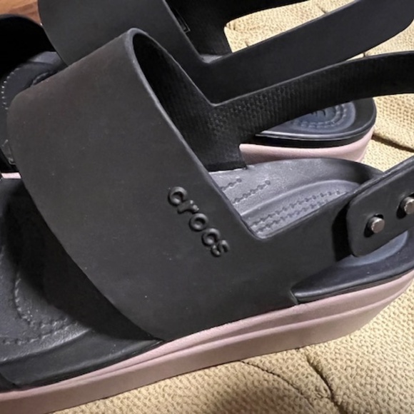 Crocs Brooklyn Low Wedge Sandal - Picture 6 of 12